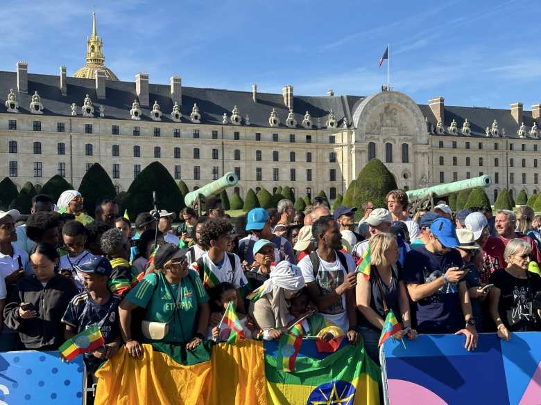 A lot of spectators were cheering on Ethiopia in front of the Hôtel des Invalides at the Paris Olympics men's marathon.