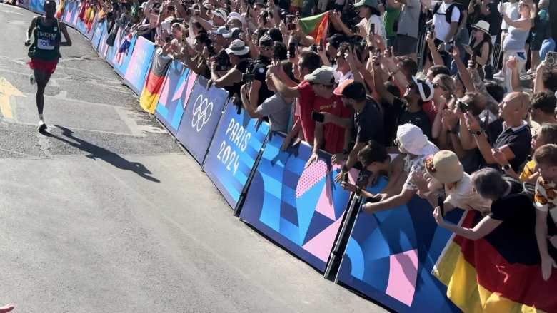 Tamarat Tolsa on his way to Olympic marathon victory.