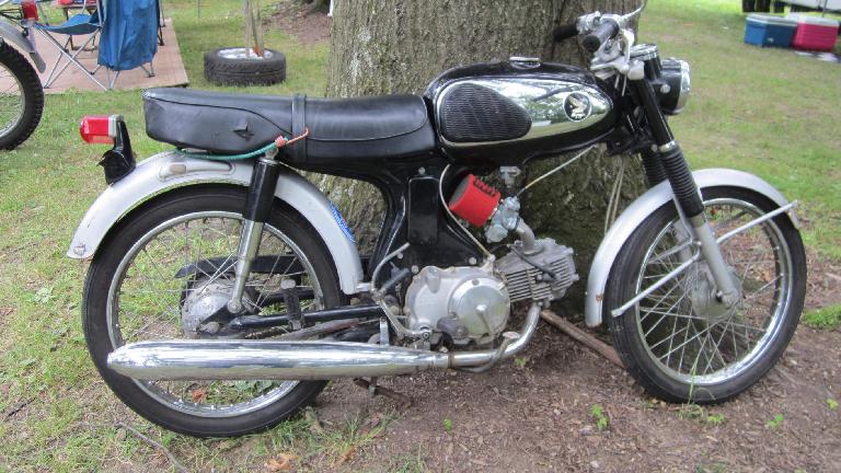 Vintage motorcycle (I do not know the marque).