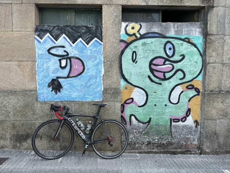 The Litespeed with some graffiti art in Catoira, Galicia.