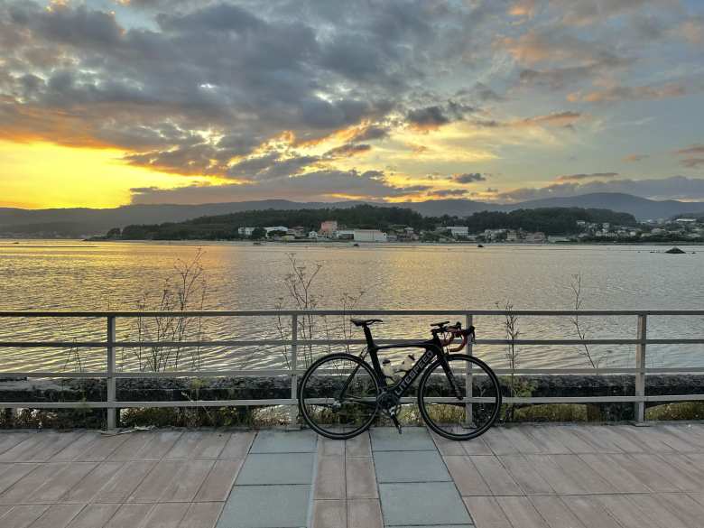 The LItespeed Archon C2 in Pontevedra, with a sunset behind the village of Poio.
