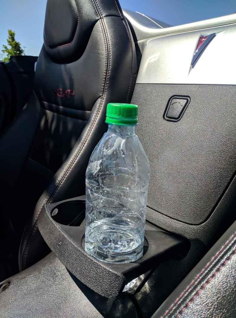 cupholders inside Pontiac Solstice GXP with bottle of water