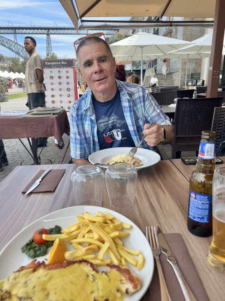 Having lunch with Eddie at the Taberinha do Manel on the south side of the Douro River.