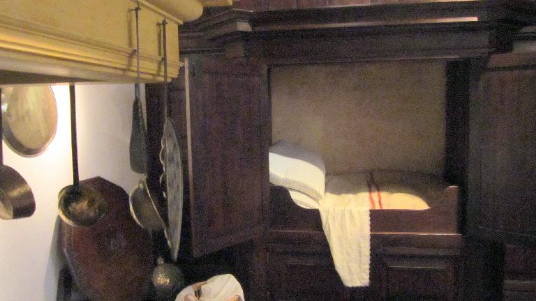 Rembrandt's bed was short like this because back then, doctors believed it was dangerous for the head to be at the level of one's body while sleeping.