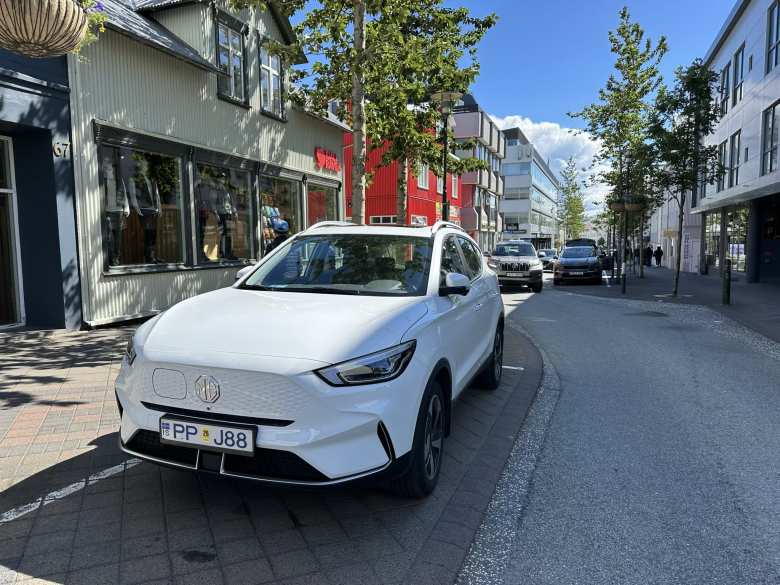 A white MG HS EV in downtown Reykjavik. There were quite a few new MGs there.