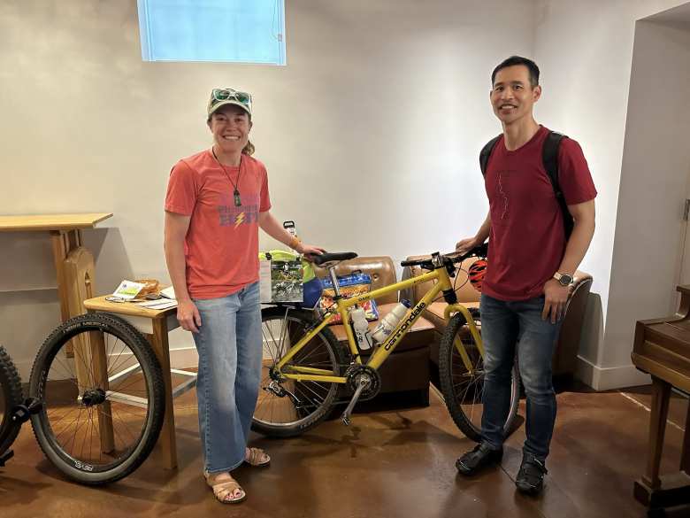 Patty George, a Divide fan, with my yellow Cannondale F700.