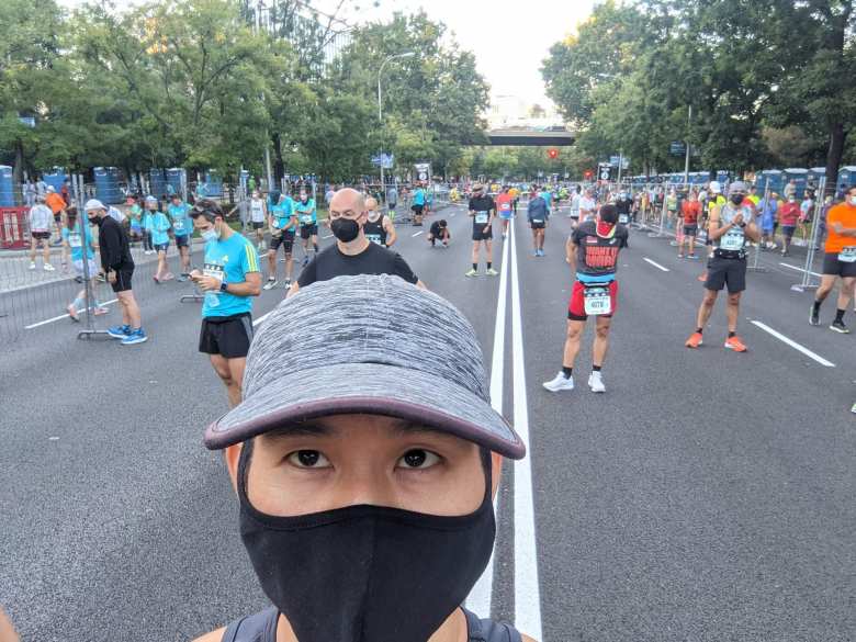 Felix Wong all masked up in Wave J before the start of the 2021 Rock 'n' Roll Madrid Marathon.