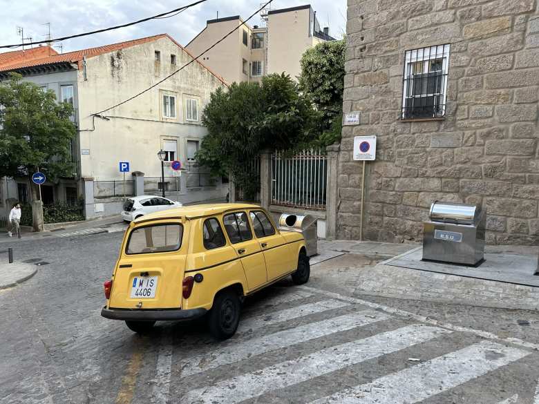 A yellow Renault 4TL in El Escorial.