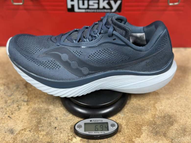 The weight of a Saucony Kinvara 15 shoes in U.S. size 9.5.