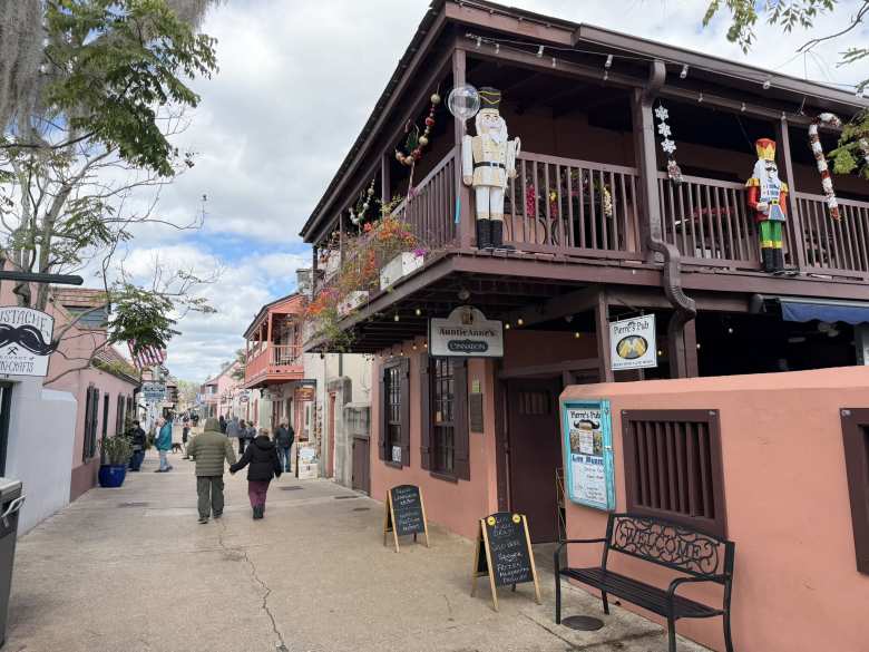 A pub with wooden soldiers guarding the balcony.