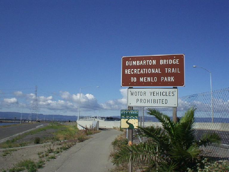 [Mile 19.3, 9:53 a.m.] As a tribute to Stacey's passion for "climbing", I began the ascent over the Dumbarton Bridge.