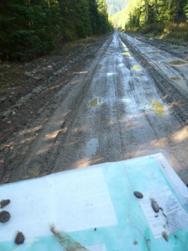 [Day 2] It rained the night before, so the morning was a mudfest. After the mud hardened on the front derailleur, shifting it was difficult.