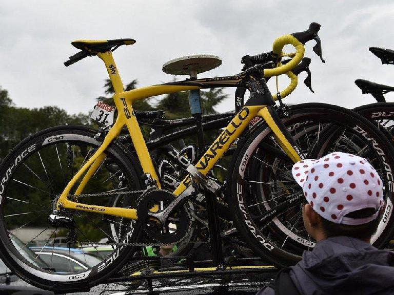 Chris Froome's yellow Pinarello Dogma F8, 2015 Tour de France, spectator