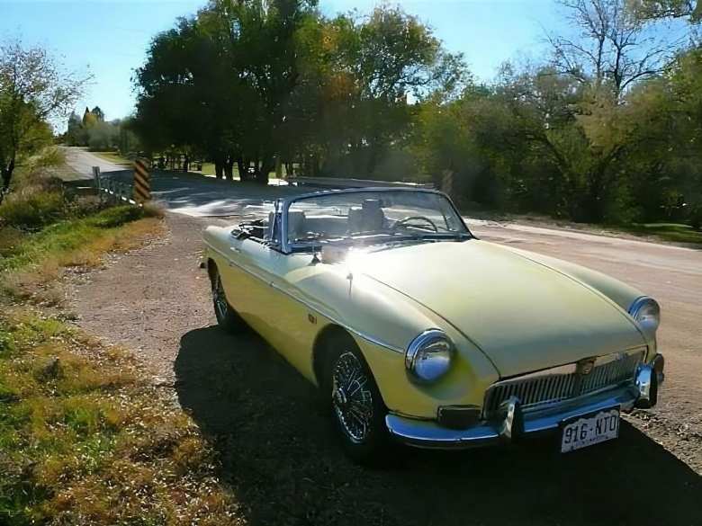 [November 1, 2007] The last dance, on some of the dirt backroads near home. A week later I sold the MGB that I owned for 12 years.