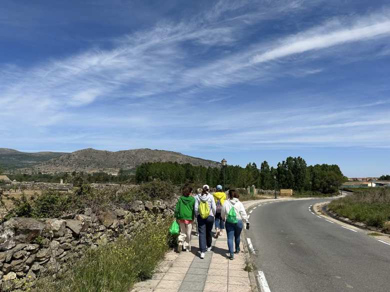 Walking to El Barco de Ávila for an afternoon field trip.