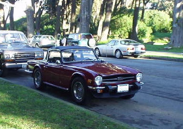 It seems like at each of the last short races I have done, there have been cool vintage sports cars driven by runners.  Here's a purty Triumph TR6...